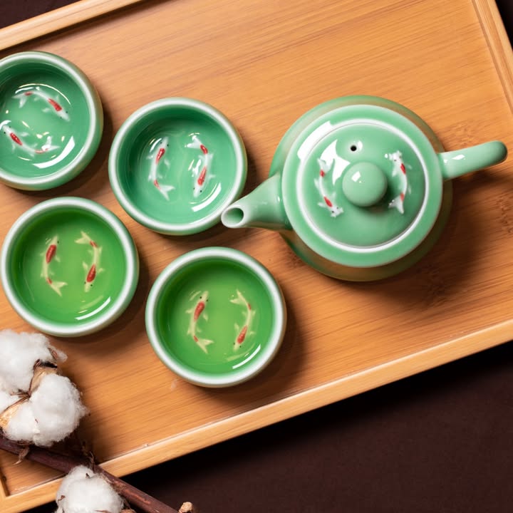 龍泉青瓷源於宋，主要原料為高岭土，釉色多為青綠或天藍，温潤如玉，在茶席間在茶滋味和藝術層面都能有助提升。