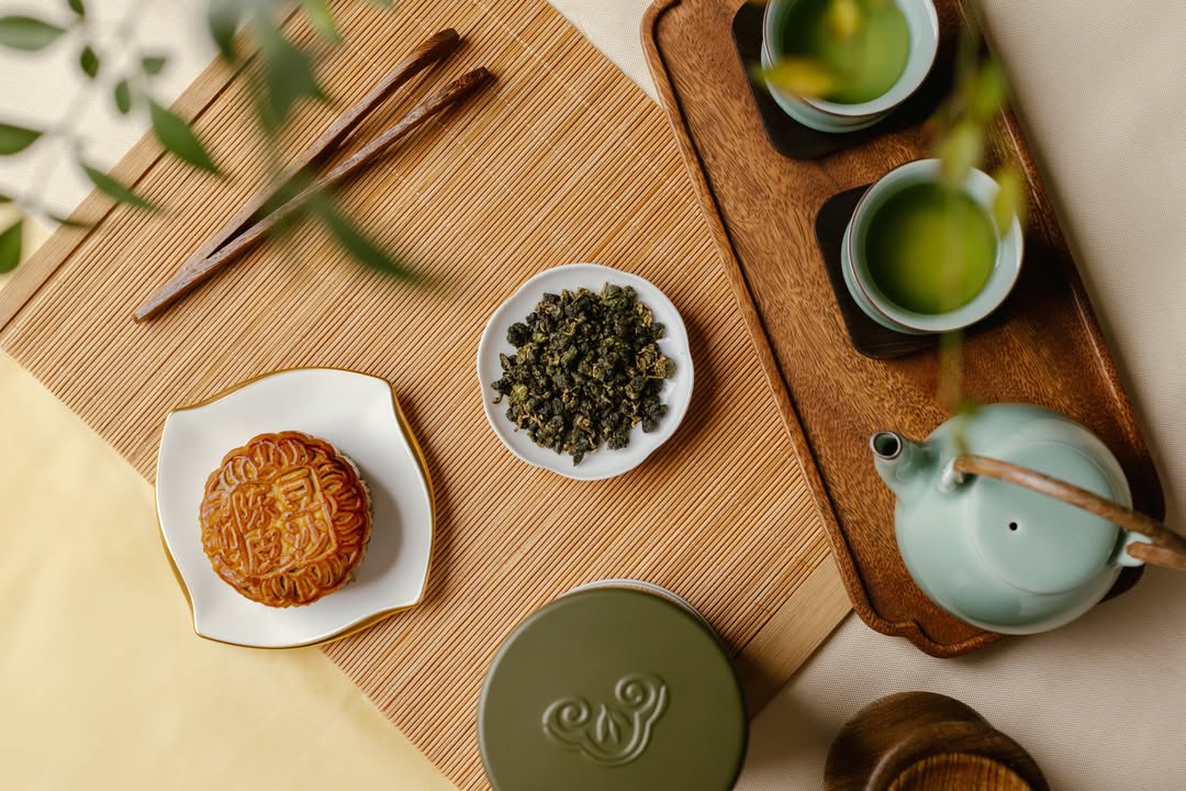 明月一輪酬知己，清茶半盞洗塵心。