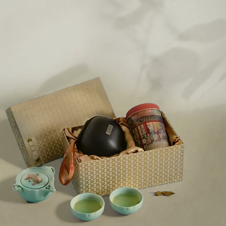 中秋大概是最有詩意的節日。與友人相聚，也可千里共嬋娟。