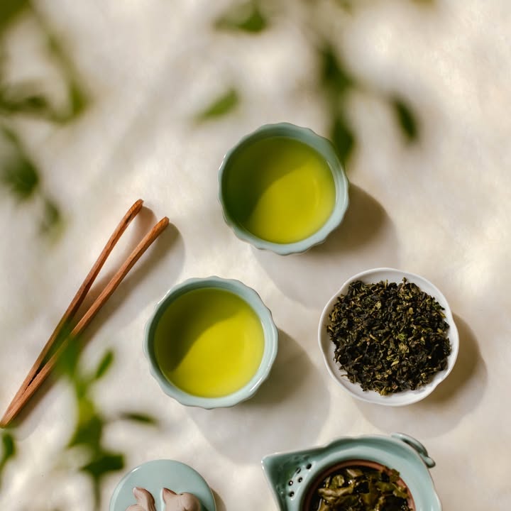 秋風起，煮一壼清茶，熱氣騰騰，茶香四溢。