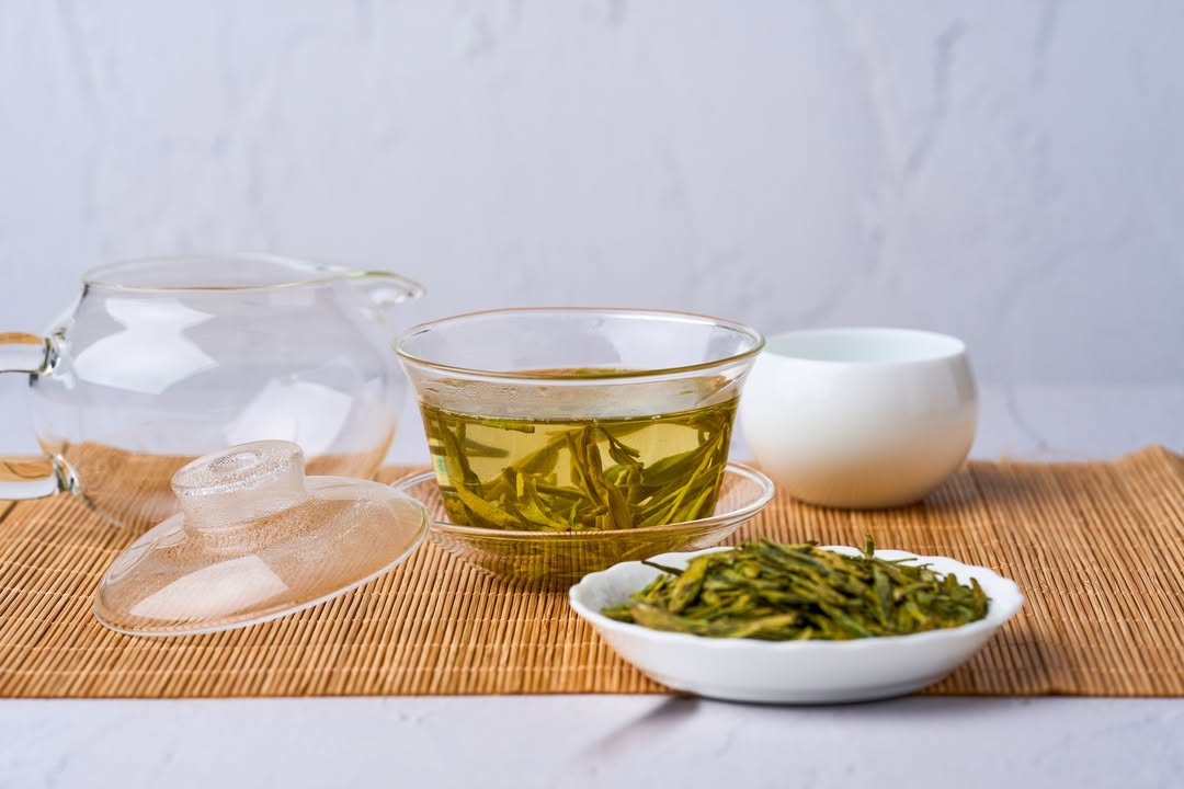 杯中沉浮的不是茶葉，是千年茶農的匠心。